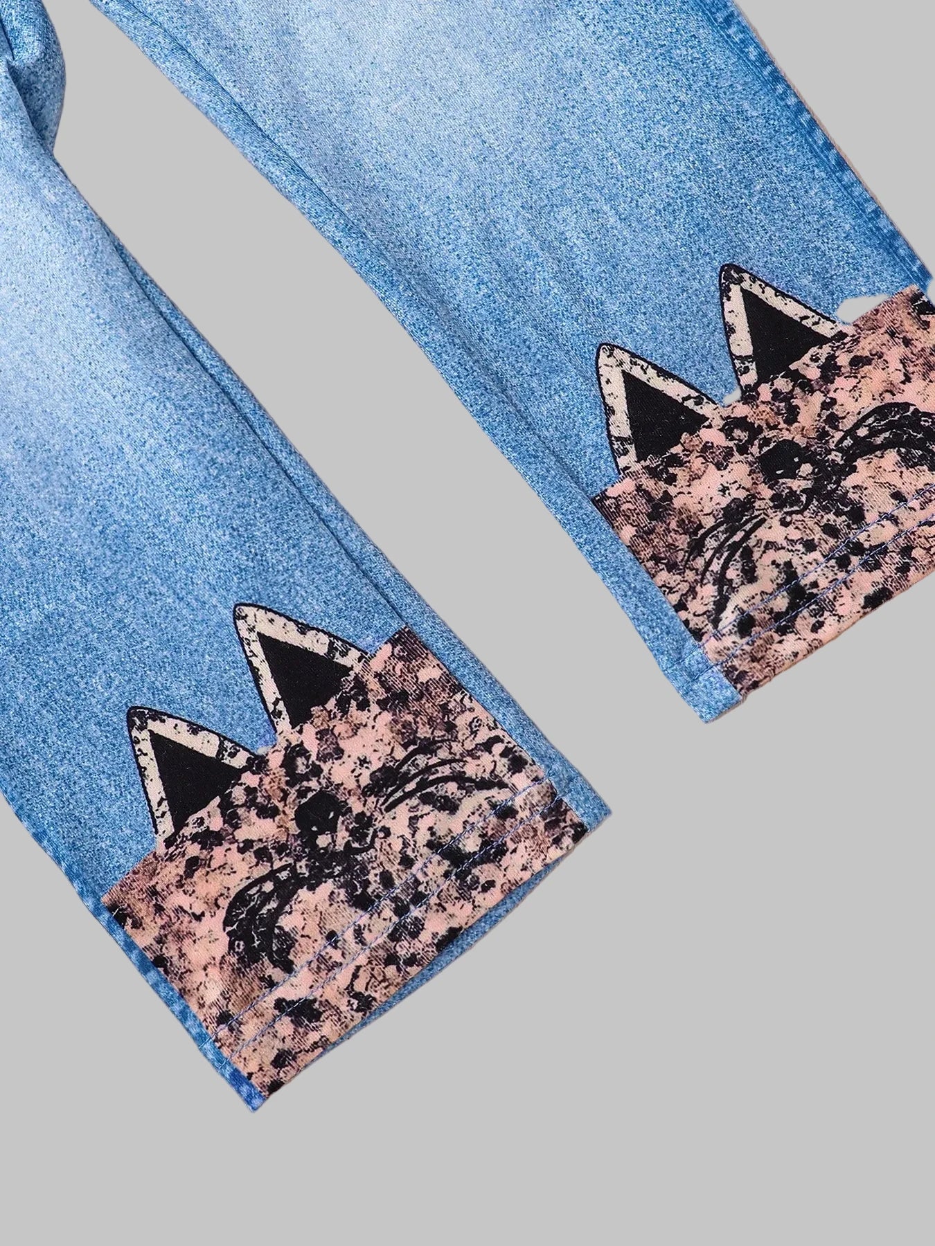 Frühlings- und Herbstmode für Mädchen: süßes 2-teiliges Set aus mikroelastischem, rosafarbenem Set mit Rundhalsausschnitt, Cartoon-Langarmshirt und schmal geschnittener Hose in Denim-Optik.