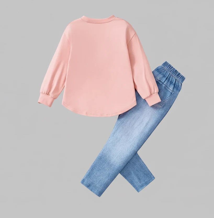 Frühlings- und Herbstmode für Mädchen: süßes 2-teiliges Set aus mikroelastischem, rosafarbenem Set mit Rundhalsausschnitt, Cartoon-Langarmshirt und schmal geschnittener Hose in Denim-Optik.